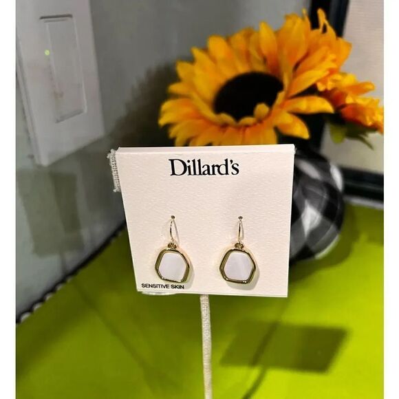 NWT Dillard’s Sensitive Skin Gold & White Fishhook Earrings #JW7 - Picture 1 of 2